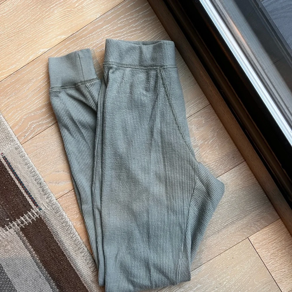 SKIMS Ribbed Light Sage Green Leggings - Waffle - Picture 5 of 5